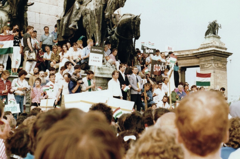 Hősök tere, az erdélyi falurombolás elleni tüntetés 1988. június 27-én.